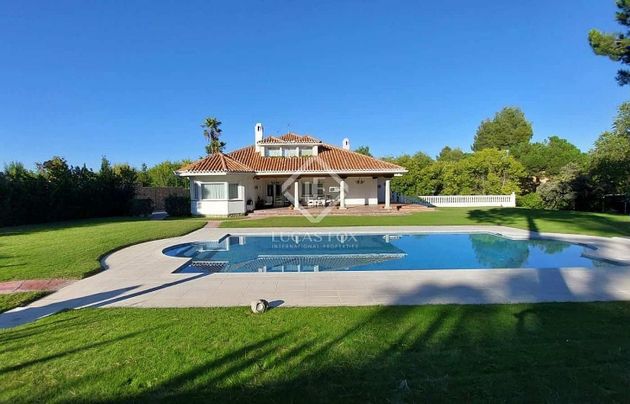Foto 1 de Chalet en venta en La Moraleja distrito de 5 habitaciones con terraza y piscina
