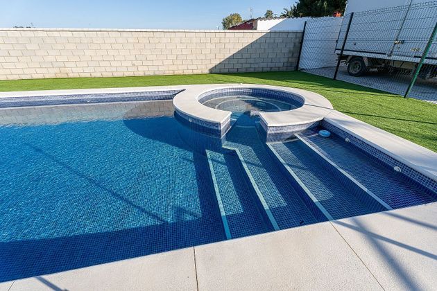 Foto 1 de Chalet en venta en Puebla del Río (La) de 3 habitaciones con terraza y piscina