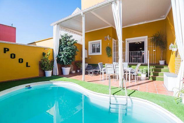 Foto 1 de Casa adossada en venda a Castilleja de Guzmán de 4 habitacions amb terrassa i piscina