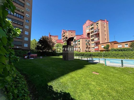 Foto 2 de Piso en venta en Aluche de 4 habitaciones con terraza y piscina
