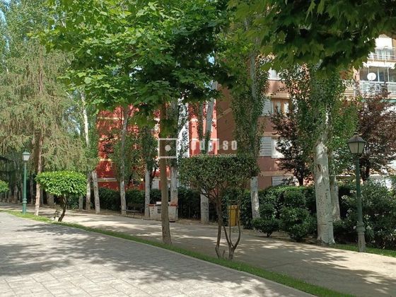 Foto 2 de Pis en venda a Aluche de 4 habitacions amb terrassa i jardí