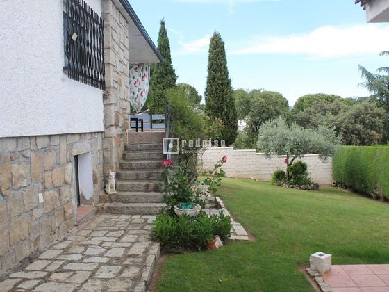 Foto 1 de Casa en venda a Villa del Prado de 3 habitacions amb piscina i garatge