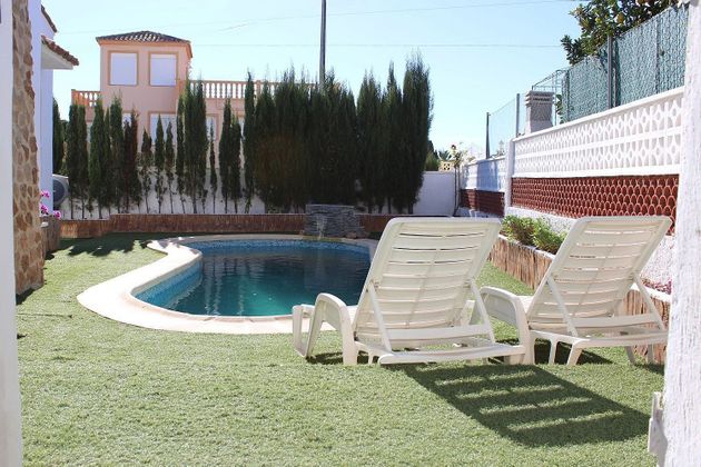 Foto 2 de Xalet en venda a Zona Pueblo de 4 habitacions amb piscina i jardí