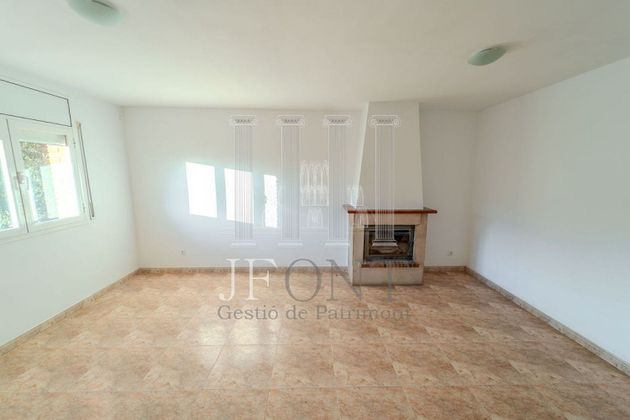 Foto 1 de Venta de casa adosada en calle De Gandesa de 4 habitaciones con garaje y aire acondicionado