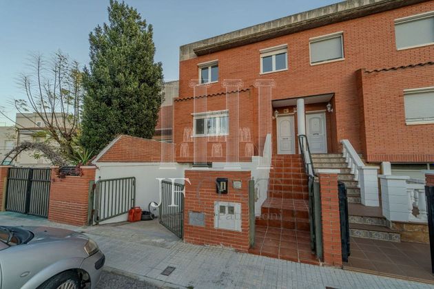 Foto 2 de Casa adossada en venda a calle De Gandesa de 4 habitacions amb garatge i aire acondicionat