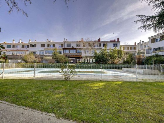 Foto 2 de Casa en venda a Zona Pueblo de 5 habitacions amb terrassa i piscina