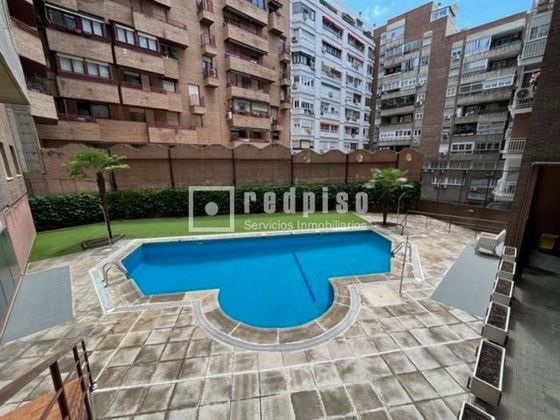 Foto 1 de Piso en alquiler en Niño Jesús de 3 habitaciones con terraza y piscina