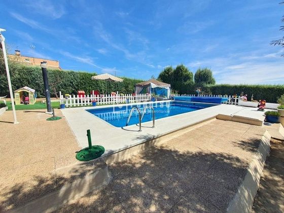 Foto 1 de Casa en venda a Yuncos de 5 habitacions amb piscina i jardí