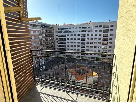 Foto 1 de Venta de piso en Exposició de 3 habitaciones con balcón y aire acondicionado
