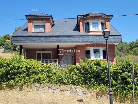 Foto 1 de Casa en venda a Santa María de la Alameda de 4 habitacions amb terrassa i garatge