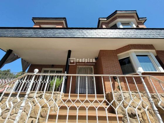 Foto 2 de Casa en venda a Santa María de la Alameda de 4 habitacions amb terrassa i garatge