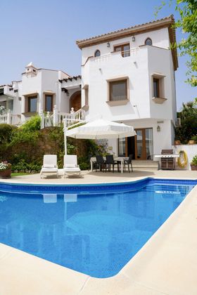 Foto 2 de Xalet en venda a Estepona Oeste - Valle Romano - Bahía Dorada de 4 habitacions amb terrassa i piscina