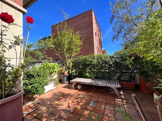 Foto 1 de Casa en venda a El Guinardó de 4 habitacions amb terrassa i aire acondicionat