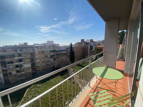 Foto 2 de Piso en venta en El Baix Guinardó de 4 habitaciones con garaje y balcón