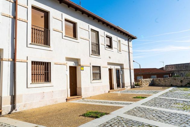 Foto 1 de Casa adosada en venta en Torrelaguna de 3 habitaciones con garaje y jardín