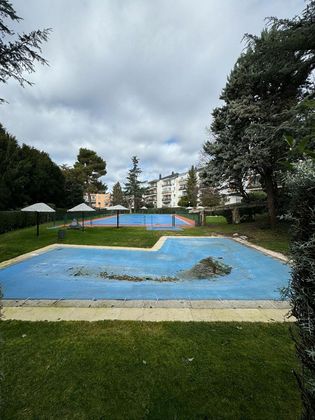 Foto 2 de Venta de piso en Villalba Estación de 2 habitaciones con terraza y piscina