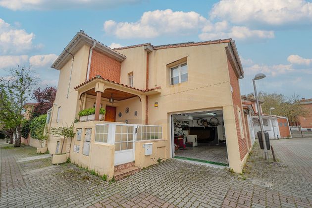 Foto 1 de Casa adossada en venda a Aravaca de 3 habitacions amb garatge i jardí