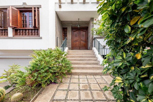 Foto 1 de Casa en venta en calle Doctor García Castrillo de 7 habitaciones con terraza y jardín