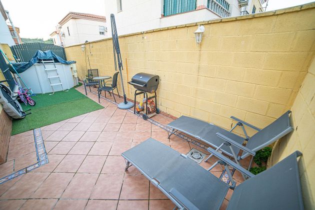 Foto 1 de Casa adossada en venda a Gelves de 4 habitacions amb terrassa i piscina