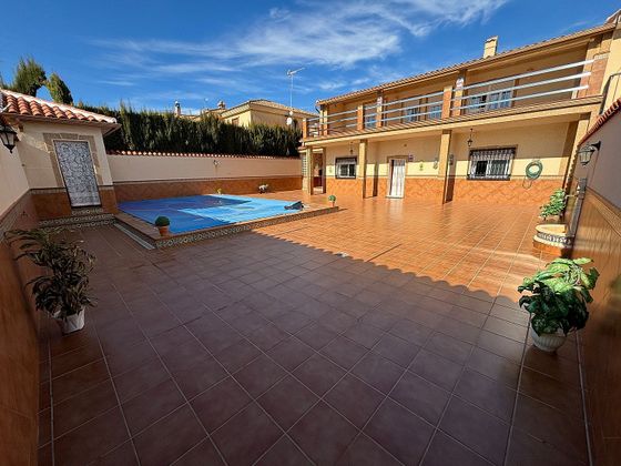 Foto 1 de Casa en venta en Loja de 4 habitaciones con terraza y piscina