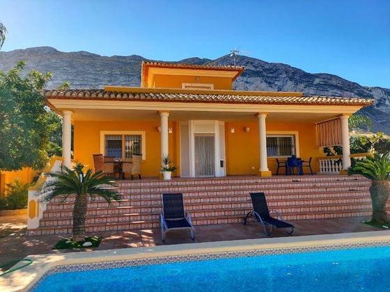 Foto 1 de Venta de chalet en El Montgó de 6 habitaciones con terraza y piscina