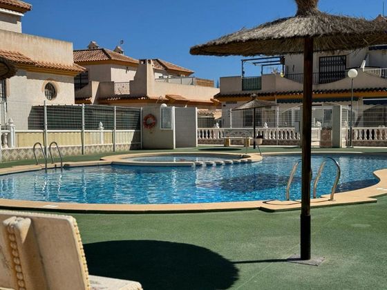 Foto 2 de Casa adossada en venda a calle Niágara de 2 habitacions amb terrassa i piscina