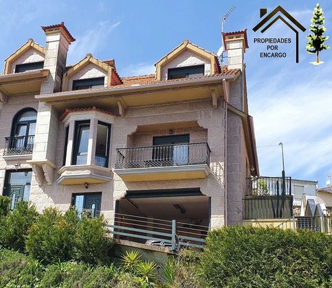 Foto 1 de Casa adossada en venda a Cangas de 5 habitacions amb terrassa i garatge