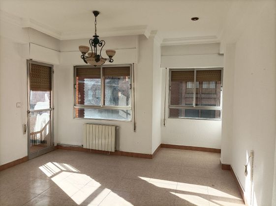 Foto 1 de Pis en venda a Yecla de 3 habitacions amb terrassa i balcó