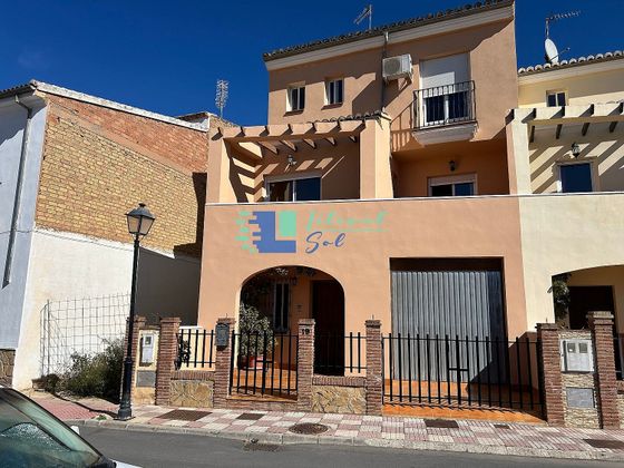 Foto 1 de Casa en venda a calle Manuel Ortiz de 3 habitacions amb terrassa i garatge