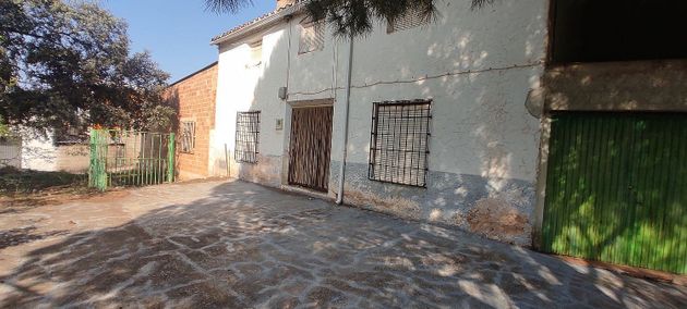 Foto 1 de Casa rural en venta en calle Los Santiagos de 6 habitaciones con terraza y jardín