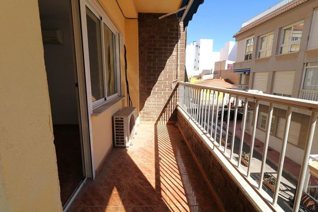 Foto 1 de Venta de piso en Centro - Torrevieja de 4 habitaciones con terraza y balcón
