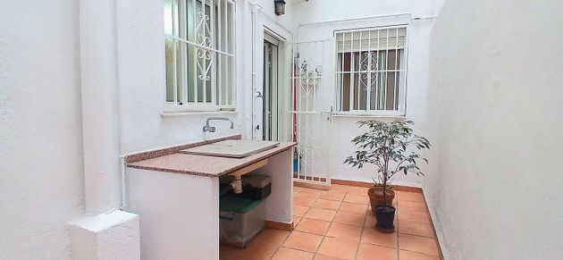 Foto 2 de Piso en alquiler en La Creu Coberta de 2 habitaciones con terraza y muebles