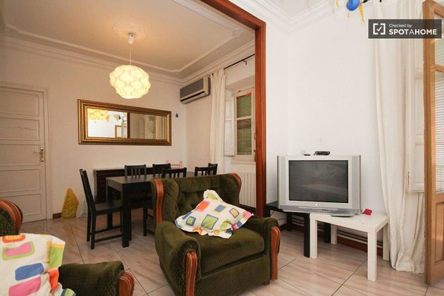 Foto 2 de Pis en lloguer a calle Buensuceso de 3 habitacions amb mobles i balcó