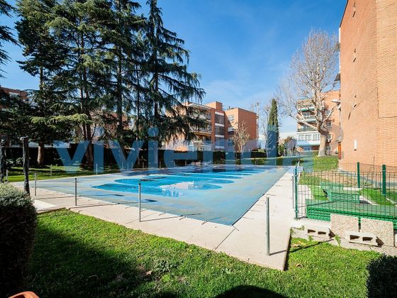 Foto 1 de Piso en venta en Alameda de Osuna de 4 habitaciones con terraza y piscina
