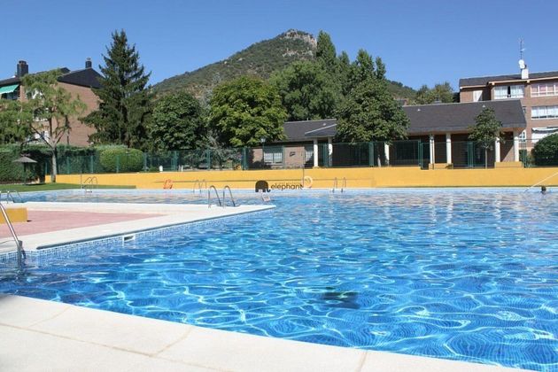 Foto 2 de Piso en venta en Hoyo de Manzanares de 3 habitaciones con terraza y piscina