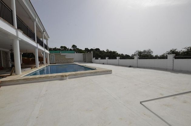 Foto 2 de Venta de chalet en Villa del Prado de 6 habitaciones con terraza y piscina