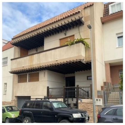 Foto 1 de Casa en venda a calle María del Pilar Muñoz González de 5 habitacions amb terrassa i piscina