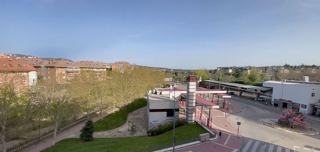 Foto 2 de Venta de piso en Villalba Estación de 3 habitaciones con terraza y piscina