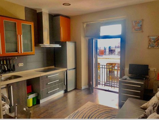 Foto 1 de Alquiler de piso en calle De Tetuán de 1 habitación con muebles y balcón
