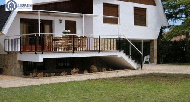 Foto 2 de Chalet en venta en Petrer de 5 habitaciones con terraza y piscina