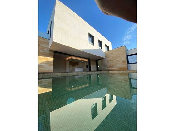 Foto 1 de Casa en venda a Centre - Rubí de 4 habitacions amb terrassa i piscina
