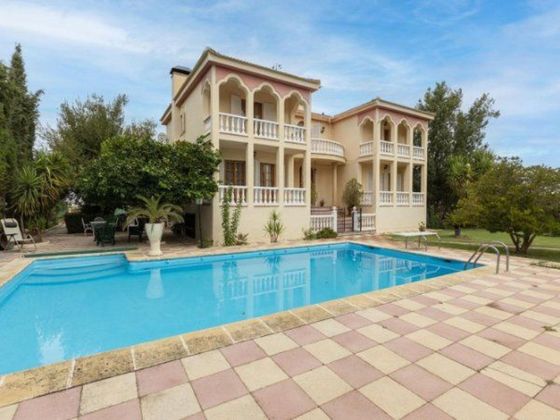Foto 2 de Chalet en venta en calle Alhendin de 4 habitaciones con terraza y piscina