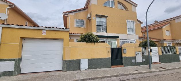 Foto 1 de Casa en venda a calle Fernando de Rojas de 4 habitacions amb terrassa i piscina