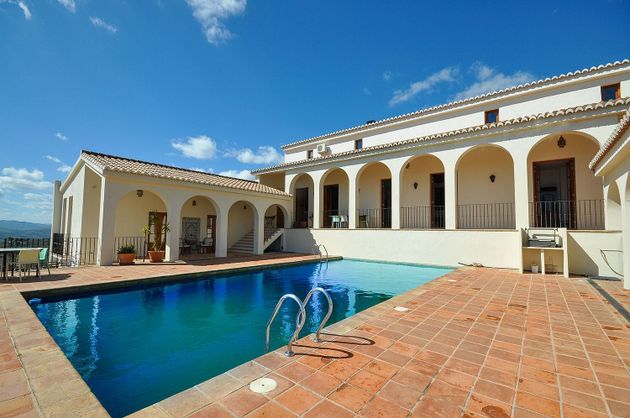 Foto 1 de Xalet en venda a Alcaucín de 8 habitacions amb terrassa i piscina