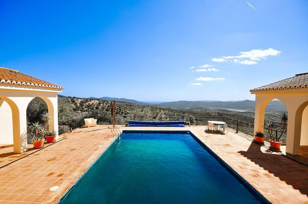 Foto 2 de Chalet en venta en Alcaucín de 8 habitaciones con terraza y piscina
