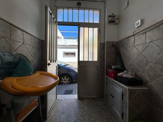 Foto 2 de Casa adosada en venta en calle Zaragoza de 5 habitaciones con terraza y balcón