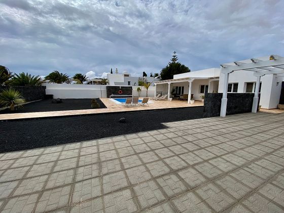 Foto 1 de Chalet en venta en Costa Teguise de 3 habitaciones con terraza y piscina