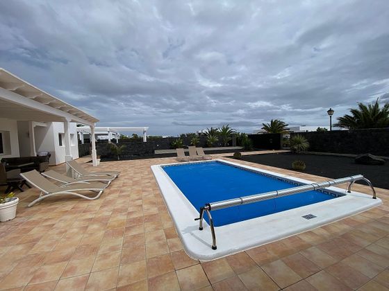 Foto 2 de Chalet en venta en Costa Teguise de 3 habitaciones con terraza y piscina