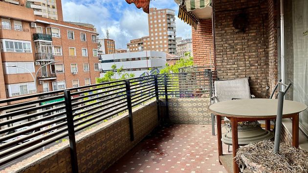 Foto 2 de Piso en venta en avenida Pío XII de 5 habitaciones con terraza y garaje