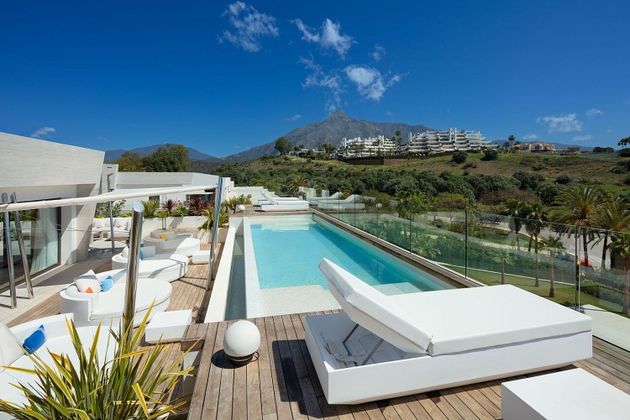 Foto 1 de Dúplex en venda a urbanización Lugar Lomas de Rio Verde de 4 habitacions amb terrassa i piscina
